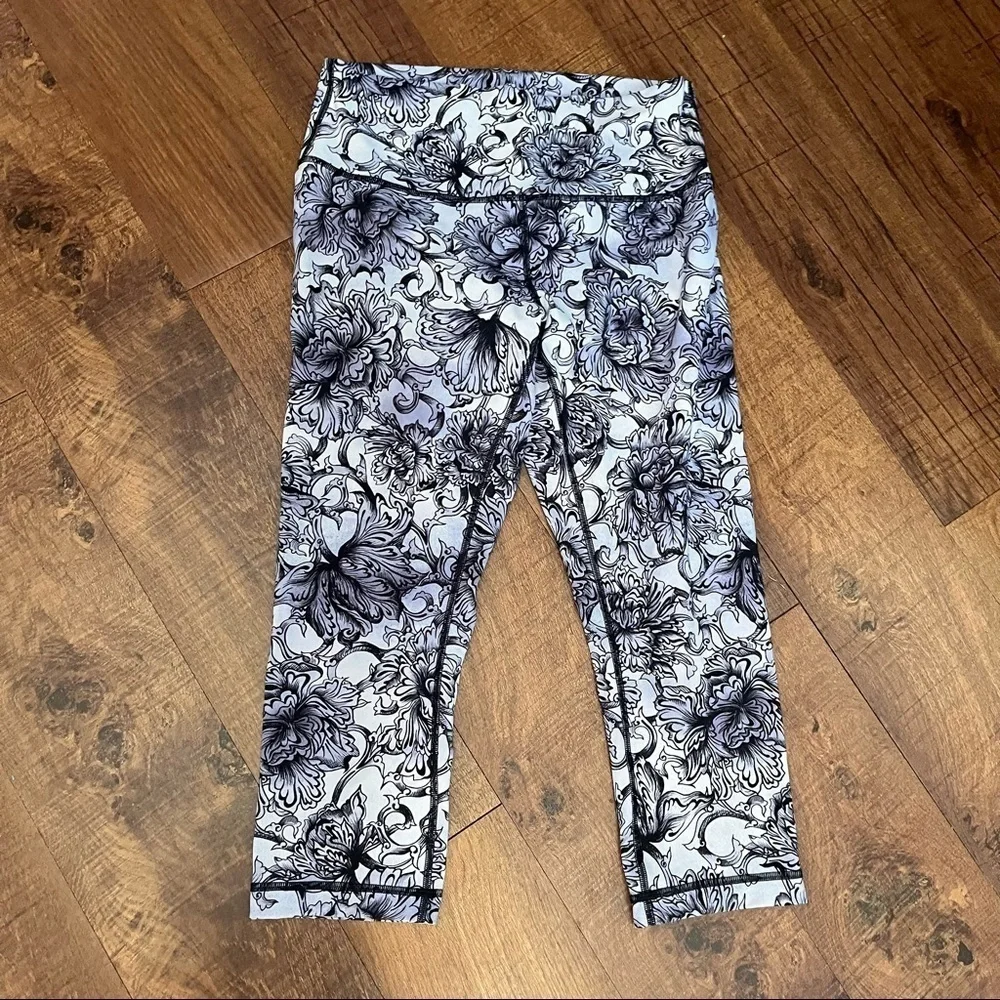 Lululemon Womens high rise crop leggings tights Sz 10 black gray floral